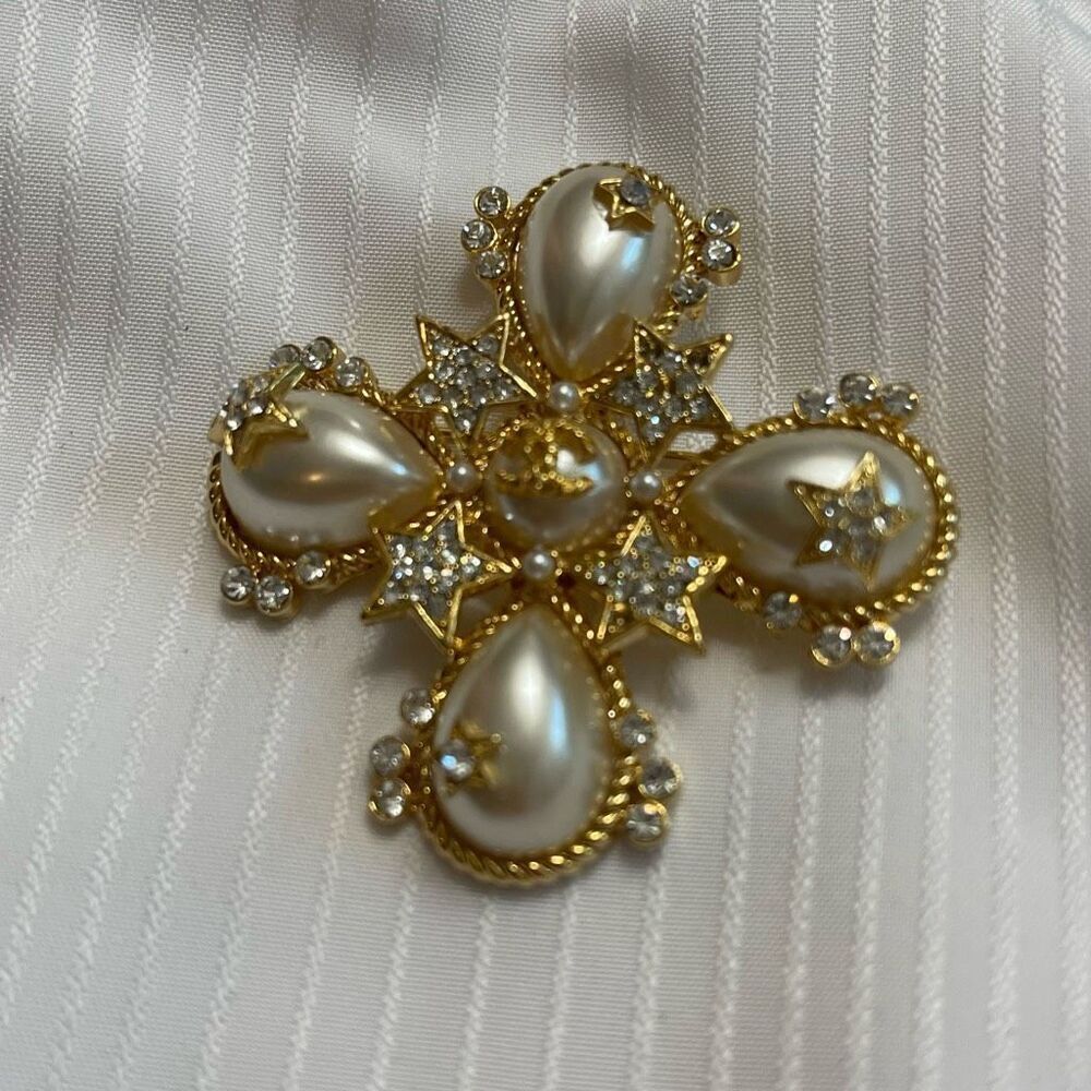 Chanel Pearl Crystal Statement Brooch - Picture 1 of 9